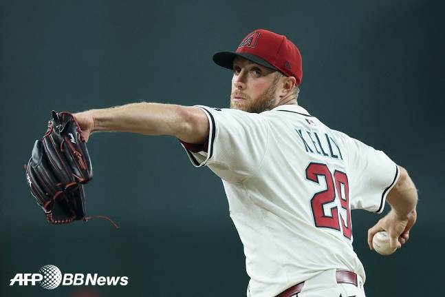 애리조나의 메릴 켈리가 10일(한국시간) 시애틀과 2025 메이저리그 정규시즌 홈경기에서 역투하고 있다. /AFPBBNews=뉴스1