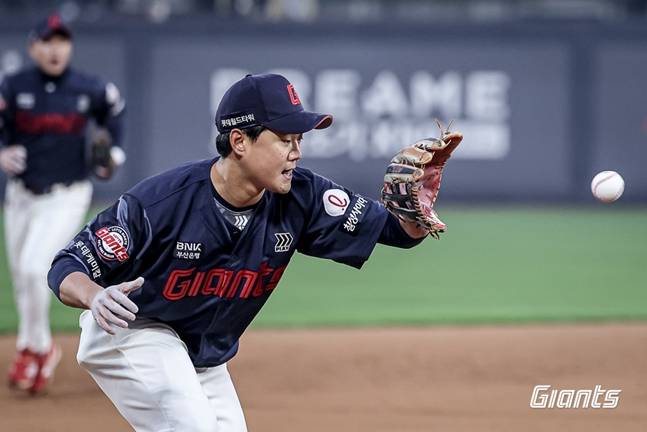 수비하는 손호영. /사진=롯데 자이언츠