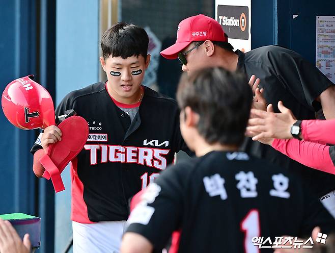 3일 오후 서울 송파구 잠실야구장에서 열린 '2025 신한 SOL Bank KBO리그' KIA 타이거즈와 두산 베어스의 경기, 4회초 2사 1,2루 KIA 최원준이 위즈덤의 1타점 적시타때 득점에 성공하고 있다. 엑스포츠뉴스 DB