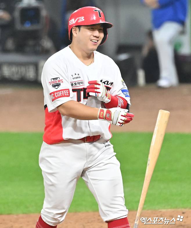 KIA 타이거즈 외야수 이창진이 경기에 출전해 볼넷을 골라낸 뒤 미소 짓고 있다. 이창진은 햄스트링 부상을 털어내고 10일 올 시즌 처음으로 1군에 콜업됐다. 엑스포츠뉴스 DB
