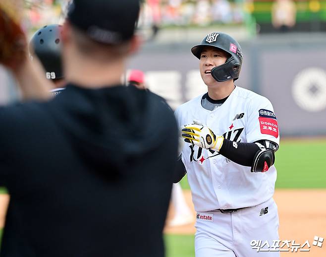 31일 오후 수원KT위즈파크에서 열린 '2025 신한 SOL Bank KBO리그' KIA 타이거즈와 KT 위즈의 경기, 8회말 1사 1,3루 KT 오윤석이 1타점 적시타를 날린 후 기뻐하고 있다. 엑스포츠뉴스 DB