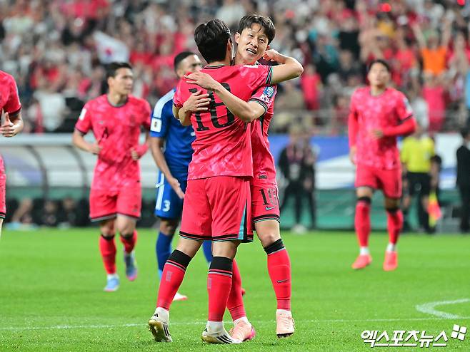 홍명보 감독이 이끄는 대한민국 축구대표팀은 10일 서울월드컵경기장에서 열린 2026 월드컵 아시아 3차예선 B조 10차전 쿠웨이트와의 홈 경기에서 전반 자책골, 그리고 후반에 터진 이강인과 오현규, 이재성의 연속골을 묶어 4-0 대승을 챙겼다. 이날 승리로 홍명보호는 3차예선 10경기에서 6승 4무(승점 22)를 기록하며 1위를 확정지었다. 특히 아시아 3차예선에 참가한 18개국 중 일본, 이란, 우즈베키스탄, 요르단 등 다른 본선 진출국이 하지 못한 무패 신화를 달성했다. 상암, 김한준 기자