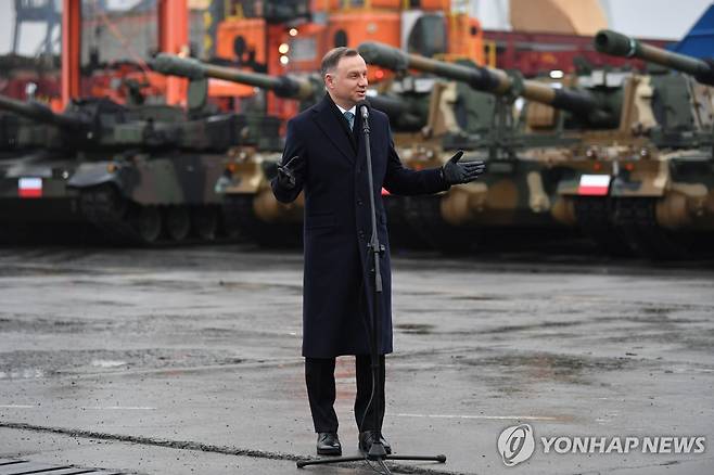 한국서 초도 납품된 K2 전차·K-9 자주포 앞에서 연설하는 폴란드 대통령 [EPA=연합뉴스 자료사진. 재판매 및 DB 금지]