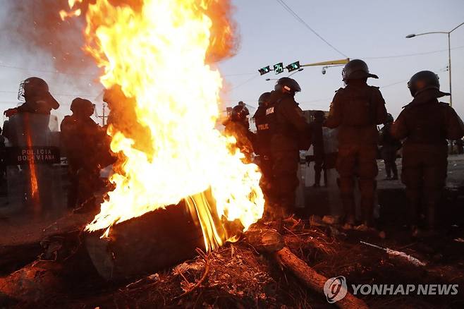 6일(현지시간) 볼리비아 시위 현장에 배치된 군 장병 [빈토 AFP=연합뉴스. 재판매 및 DB 금지]