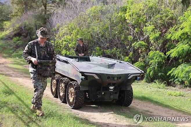 한화에어로스페이스의 다목적 무인차량 '아리온스멧'을 운용하는 미 해병대원 [한화에어로스페이스 제공, 재판매 및 DB 금지]