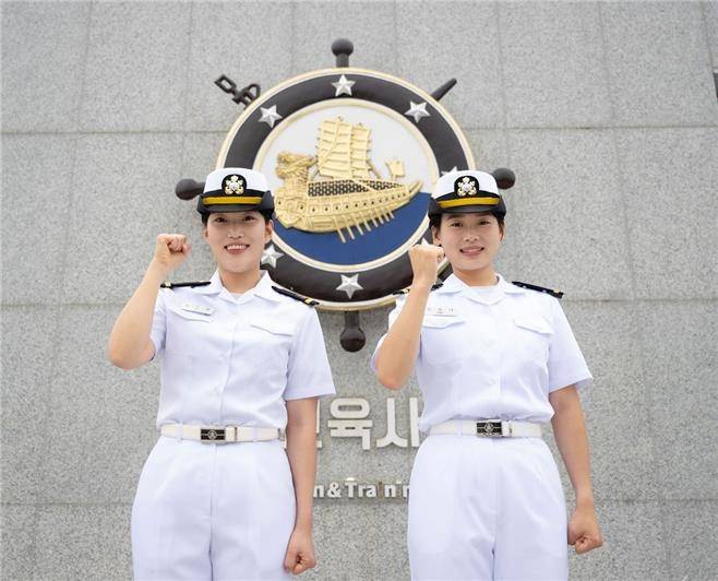 조시은(왼쪽) 소위와 김해나 소위 [해군 제공. 재판매 및 DB 금지]