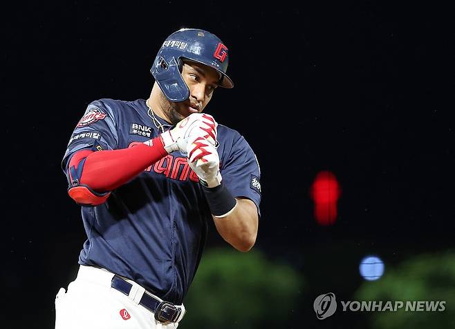 홈런 세리머니 하는 레이예스 (광주=연합뉴스) 조남수 기자 = 15일 광주기아챔피언스필드에서 열린 프로야구 롯데 자이언츠와 KIA 타이거즈의 경기. 롯데 레이예스가 8회초에 투런홈런을 때리고 3루를 돌며 세리머니 하고 있다. 2025.5.15 iso64@yna.co.kr