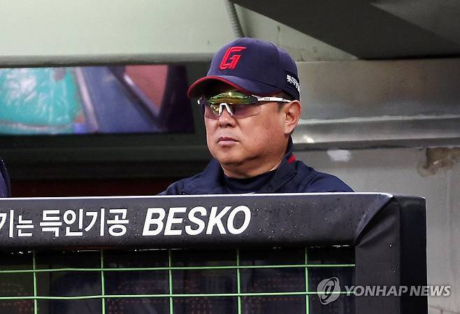 경기 지켜보는 김태형 감독 (광주=연합뉴스) 조남수 기자 = 15일 광주기아챔피언스필드에서 열린 프로야구 롯데 자이언츠와 KIA 타이거즈의 경기. 롯데 김태형 감독이 1회에 경기를 지켜보고 있다. 2025.5.15 iso64@yna.co.kr