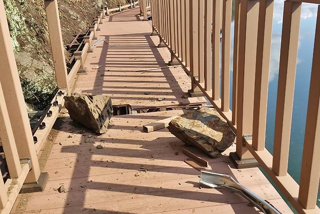 2020년 낙석으로 파손된 향수호수길 데크 [독자 제공. 재판매 및 DB금지]