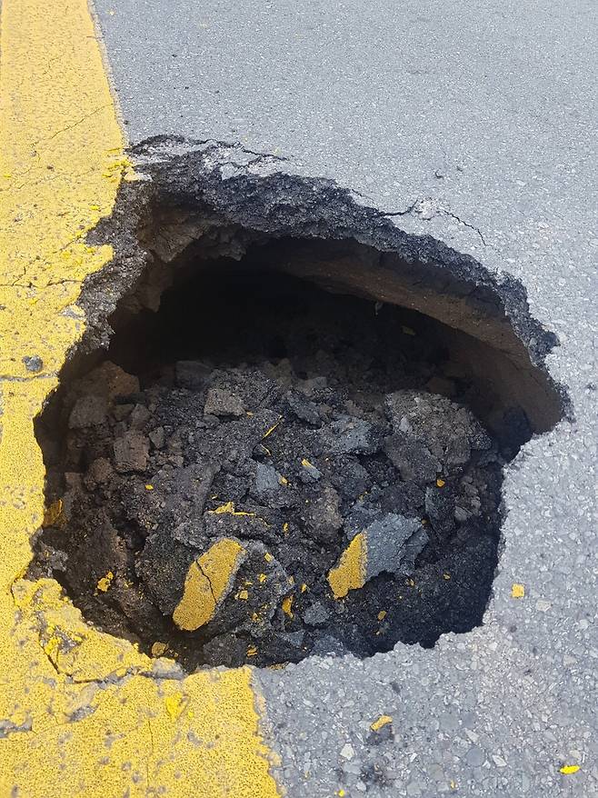 마산합포구 자산동 땅 꺼짐 현장 [마산합포구청 제공. 재판매 및 DB 금지]