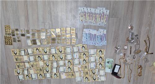 배낭 속 금괴, 쓰레기로 위장한 수표다발 우수수 [국세청 제공. 재판매 및 DB 금지]