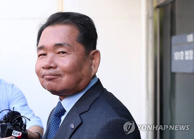 첫 재판 마친 신경호 강원교육감 [연합뉴스 자료사진]