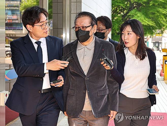 '건진법사' 전성배 씨 지방선거 공천헌금 의혹 공판 출석 (서울=연합뉴스) 황광모 기자 = 2018년 지방선거 공천헌금 의혹 혐의를 받는 '건진법사' 전성배 씨가 12일 서울 양천구 서울남부지법에서 열린 1심 두 번째 공판에 출석하고 있다. 2025.5.12 [공동취재] hkmpooh@yna.co.kr