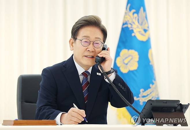 트럼프 대통령과 전화 통화 갖는 이재명 대통령 (서울=연합뉴스) 홍해인 기자 = 이재명 대통령이 6일 서울 한남동 관저에서 도널드 트럼프 미국 대통령과 전화 통화를 하기 위해 수화기를 들고 있다. 2025.6.6 hihong@yna.co.kr