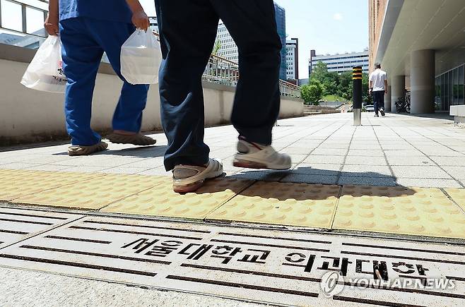 모집인원 원점 복귀한 의과대학들 상황은? (서울=연합뉴스) 김성민 기자 = 내년부터 의대 모집인원이 증원 이전 규모로 돌아가며 재수생 숫자가 줄어들 것이라는 전망이 나왔다. 
    사진은 25일 서울 시내 한 의과대학의 모습. 2025.5.25 ksm7976@yna.co.kr