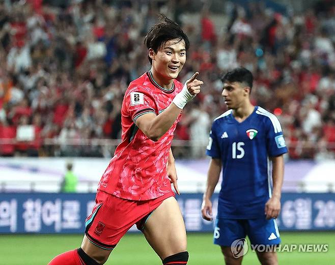 오현규 추가 골 (서울=연합뉴스) 김인철 기자 = 10일 서울월드컵경기장에서 열린 2026 북중미 월드컵 아시아 3차 예선 최종전 한국과 쿠웨이트의 경기.
    오현규가 팀 세 번째 골을 넣은 뒤 기뻐하고 있다. 2025.6.10 yatoya@yna.co.kr