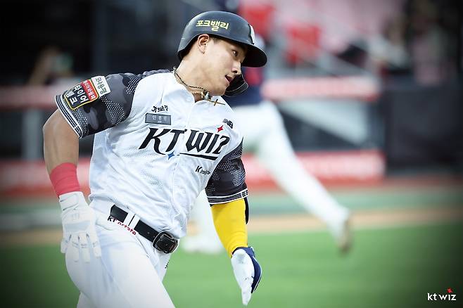 맹타로 수비 실수를 만회한 kt 안현민 [kt wiz 제공. 재판매 및 DB 금지]