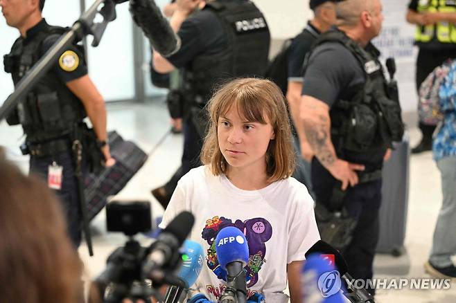 파리 공항에서 취재 응하는 그레타 툰베리 (파리 AFP=연합뉴스) 10일(현지시간) 이스라엘에서 추방된 그레타 툰베리가 경유지인 프랑스 파리 샤를드골공항에서 언론 취재에 응하고 있다. 2025.6.10 photo@yna.co.kr