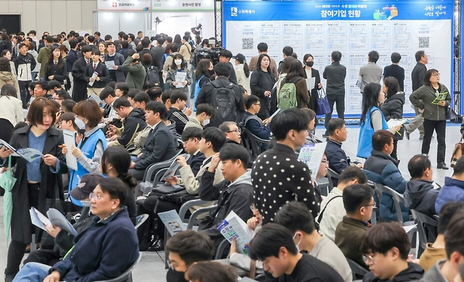 ▲&nbsp;수원시 영통구 수원컨벤션센터에서 열린 '2025 수원 일자리박람회'에서 구직자들이 구직활동을 하고 있다. /인천일보DB
