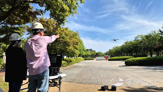 11일 오후 인천광역시 연수구 송도동 인천환경공단 송도사업소에서 인천환경공단 관계자들이 악취 자료 수집을 위해 드론을 띄우고 있다. 강현수기자