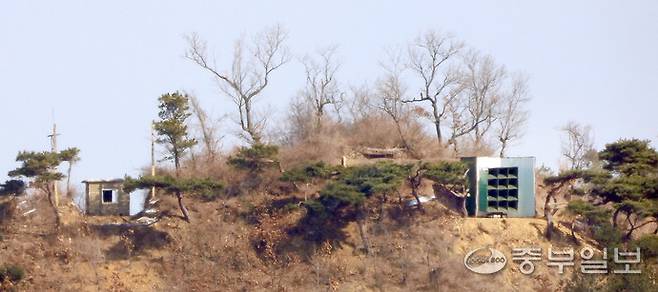 북한의 대남 확성기 소음이 수개월째 이어지면서 접경지역 1만3천명여명의 주민들의 피해가 지속되고 있는 가운데 지난 10일 인천시 강화군 송해면 당산리 마을 건너편 북한 황해도 개풍군의 야산에 대남 확성기에서 소음이 송출되고 있다.정선식기자