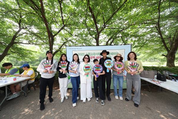 학교폭력 예방캠페인에 참여한 학부모 등 지역주민들이 함께 기념사진을 촬영하고 있다. <수원교육지원청 제공>
