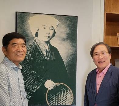 가네코후미코(金子文子) 독립운동가 사진 앞에 선 이규상 회장과 서원 이사장. /박열의사기념사업회 제공