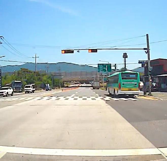 경주 건천 IC 인근에서 빨간불에 신호를 무시하고 갓길로 달리는 시내버스. / 독자 제공