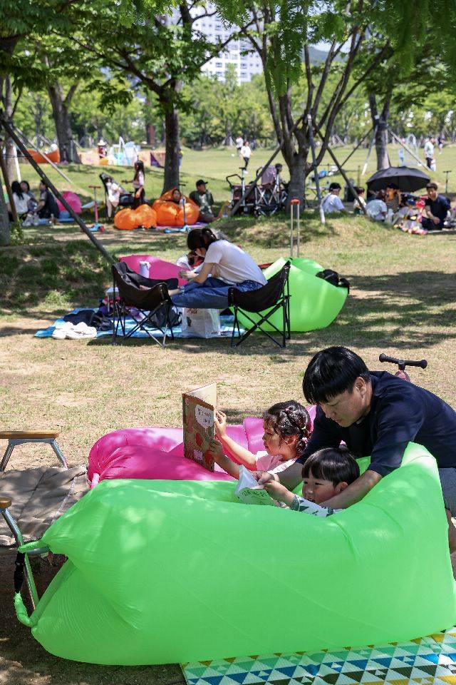 부산시민공원 하야리아 잔디광장에서 열린 ‘잔디밭 도서관’ 모습. 부산일보DB