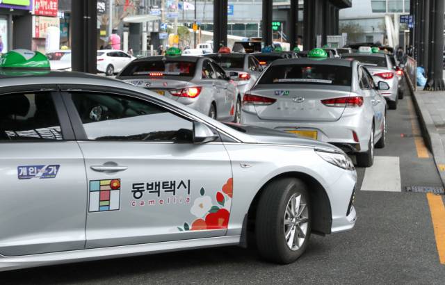 부산 시내를 운행하는 택시들이 손님을 기다리는 모습. 기사와는 관계 없음. 부산일보DB