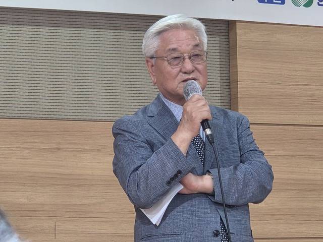 조창환 시인이 목월문학상 수상소감을 밝히고 있다.