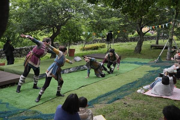 극단 올리브와 찐콩의 공연 / 사진=제주문화예술재단