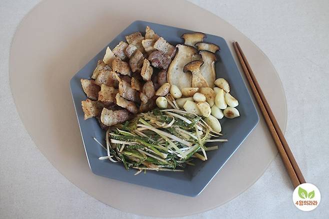 구운 삼겹살과 파채무침