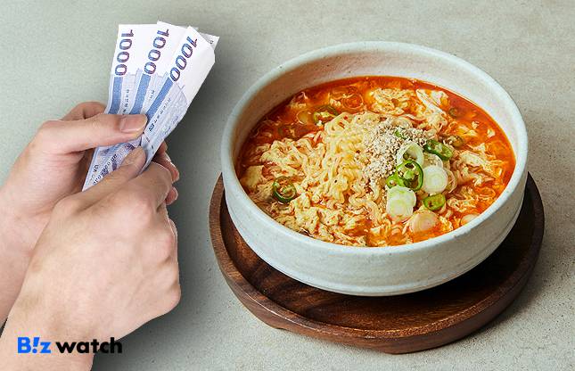 최근 프리미엄 라면 가격이 2000원을 넘어 3000원에 다가서고 있다./그래픽=비즈워치