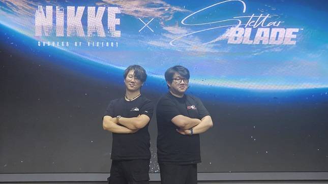 김형태 시프트업 대표(왼쪽)와 유형석 디렉터(오른쪽)이 '승리의 여신: 니케'와 '스텔라 블레이드' 업데이트를 앞두고 서울 강남구에서 열린 기자간담회에서 기념촬영을 하고 있다. /사진=비즈워치