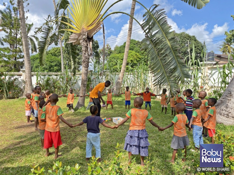 지역아동센터 아이들이 센터 외부에서 야외 협동 수업에 참여하고 있다. ⓒ월드쉐어