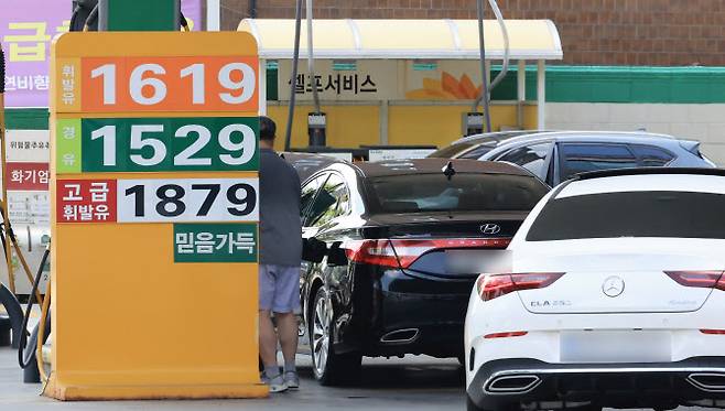 서울 시내 한 주유소에서 시민들이 주유하고 있다. (사진=연합뉴스)