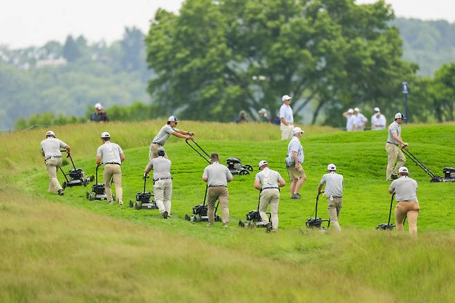 코스관리직원들이 잔디를 깎고 있다. (사진=USGA)