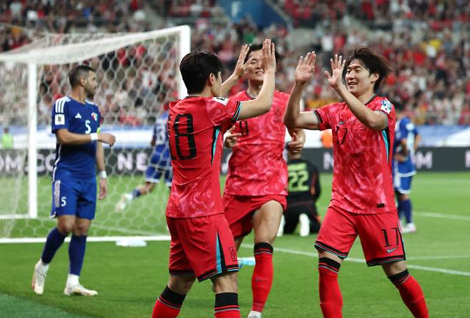 10일 서울월드컵경기장에서 열린 2026 북중미 월드컵 아시아 3차 예선 최종전 한국과 쿠웨이트의 경기. 이강인이 추가골을 넣은 뒤 동료 선수들의 축하를 받고 있다. 사진=연합뉴스