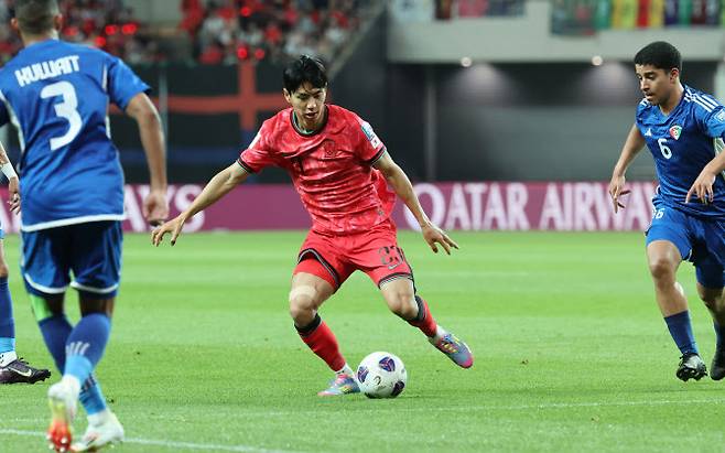 10일 서울월드컵경기장에서 열린 2026 북중미 월드컵 아시아 3차 예선 최종전 한국과 쿠웨이트의 경기. 한국 전진우가 돌파를 시도하고 있다. 사진=연합뉴스