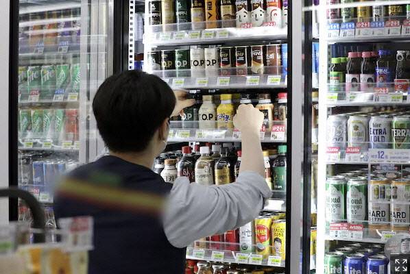 서울시내 한 편의점에서 직원이 업무를 보고 있다. (사진=뉴스1)