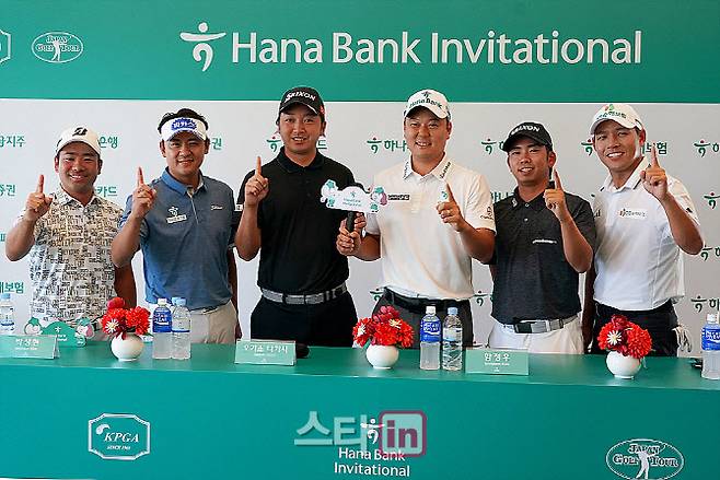 왼쪽부터 히가 카즈키, 박상현, 오기소 타카시, 함정우, 쇼겐지 타츠노리, 문도엽이 기자회견 후 포즈를 취히고 있다.(사진=이데일리 골프in 김상민 기자] )
