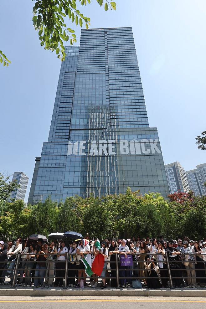 방탄소년단(BTS) 멤버 지민과 정국의 전역일인 11일 서울 용산구 하이브 사옥 앞에서 국내외 팬들이 제대를 축하하고 있다.(사진=연합뉴스)