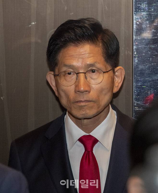 [이데일리 방인권 기자] 김문수 국민의힘 대선 후보가 4일 새벽 서울 여의도 국민의힘 중앙당사에서 대선 관련 입장을 밝힌 뒤, 당사를 나서고 있다.