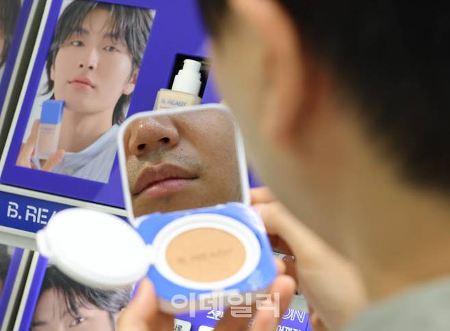 [이데일리 노진환 기자] CJ올리브영이 11일 서울 마포구 홍대 상권에 남성 고객을 위한 뷰티·패션 등 특화 매장인 ‘홍대놀이터점’을 열었다. 1층에는 올리브영 매장 중 최대인 100평 규모의 남성 특화 공간 ‘맨즈에딧(Men’s Edit)’ 존을 조성했다. 맨즈에딧 존은 남성 고객을 위한 큐레이션 공간으로 뷰티는 물론 헬스용품, 패션·잡화까지 두루 경험할 수 있는 라이프스타일 편집숍이다. 11일 홍대놀이터점을 찾은 한 남성 고객이 제품을 살펴보고 있다.