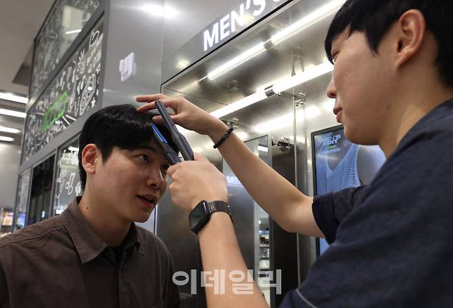 [이데일리 노진환 기자] CJ올리브영이 11일 서울 마포구 홍대 상권에 남성 고객을 위한 뷰티·패션 등 특화 매장인 ‘홍대놀이터점’을 열었다. 1층에는 올리브영 매장 중 최대인 100평 규모의 남성 특화 공간 ‘맨즈에딧(Men’s Edit)’ 존을 조성했다. 맨즈에딧 존은 남성 고객을 위한 큐레이션 공간으로 뷰티는 물론 헬스용품, 패션·잡화까지 두루 경험할 수 있는 라이프스타일 편집숍이다. 11일 홍대놀이터점을 찾은 한 남성 고객이 스타일링을 체험하고 있다.