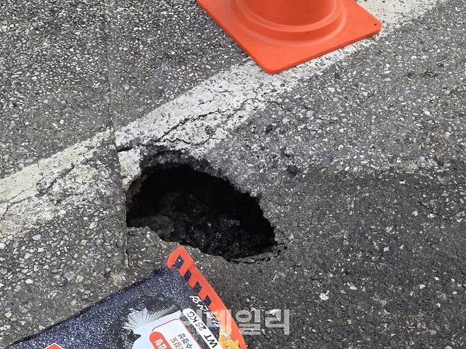 11일 오후 서울 강남구 대치동 강남경찰서사거리에서 땅 꺼짐이 발생해 도로가 움푹 파여있다. (사진=성가현 수습기자)