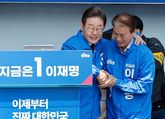 지난 5월 13일 이재명 대통령이 더불어민주당 대선 후보 시절 공식 선거운동 이틀째를 맞아 집중 유세를 위해 경북 구미역 광장을 찾아 권오을 국민대통합위원장과 인사를 나누는 모습 〈사진=연합뉴스〉