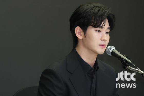 배우 김수현과 법무법인 엘케이비앤파트너스 김종복 변호사가 31일 오후 서울 스탠포드호텔에서 열린 기자회견에 참석해 입장을 밝히고 있다. 박세완 엔터뉴스팀 기자 park.sewan@jtbc.co.kr