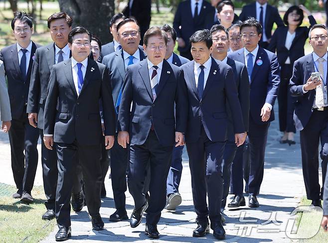 이재명 대통령이 4일 오전 국회에서 우원식 국회의장 등 여야 대표들과 오찬을 하기 위해 사랑재로 이동하고 있다. 2025.6.4/뉴스1 ⓒ News1 국회사진기자단